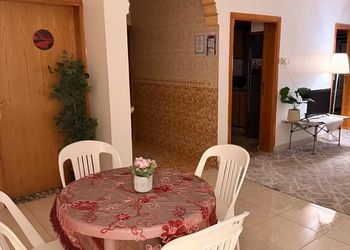 شقة بصالة مريحة وغرفتين نوم 