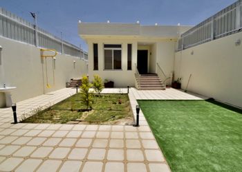 استراحة بمسطح اخضر ومجلس