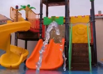شاليه بمسبح وألعاب مائية