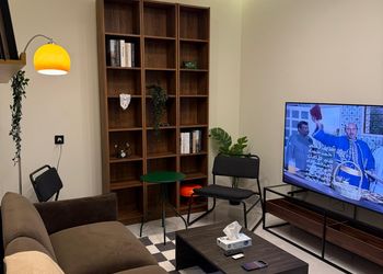 شقة بغرفة معيشة وغرفتين نوم