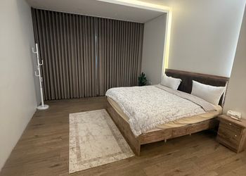 شاليه بمسطح اخضر وجلسة خارجية 