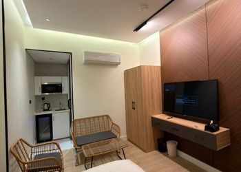 استديو بسرير ماستر وأثاث مريح 