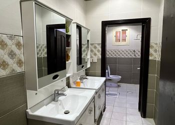 شاليه بمسطح اخضر ومسبح 