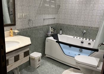 شقة بصالة مطلة  على البحر 