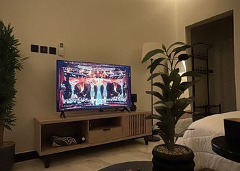 استديو بسرير مريح وتصميم هادئ 