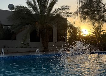 مزرعة بمسطحات خضراء وجلسة خارجية