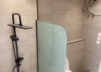 استديو بأثاث مريح وبسيط 