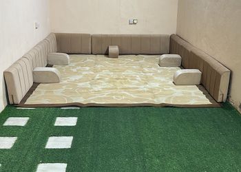 شاليه بجلسة خارجية و مسطح اخضر