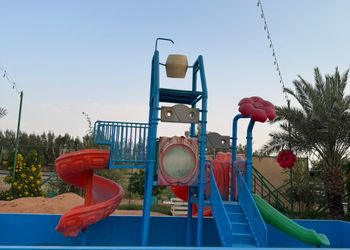 مزرعة بمسطح اخضر وبيت شعر