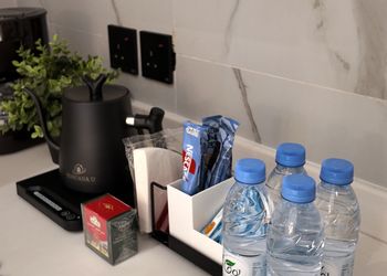 شقة بصالة وثلاث غرف نوم