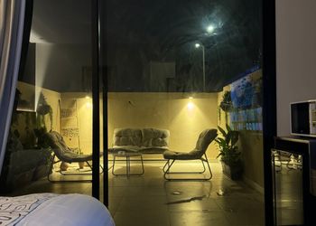 استديو بجلسة خارجية ودخول ذاتي