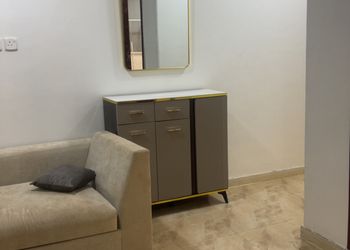 شاليه بجلسة خارجية ومسطح اخضر