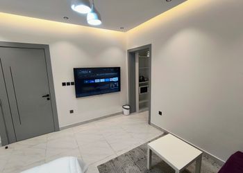 استديو بأثاث مريح وبسيط 