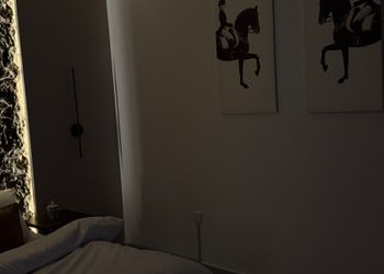 استديو بسرير ماستر وجلسة جانبية