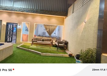 شاليه بمسطح اخضر وجلسة خارجية 