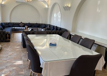استراحة بمسطح اخضر والعاب اطفال