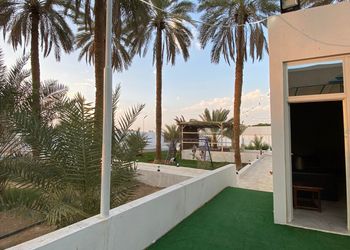 مزرعة بجلسة خارجية وألعاب أطفال 