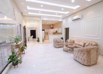 استراحة بصالة مطلة على المسبح 