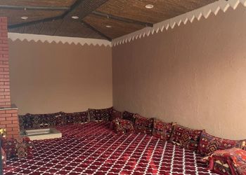 شاليه بصالة داخلية ومسطح اخضر