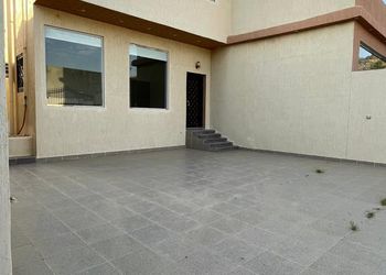 فيلا بصالة جلوس وغرفتين نوم