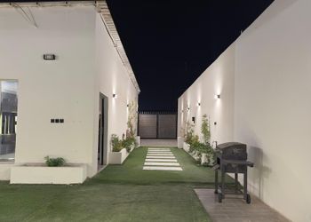 شاليه بمسطح اخضر ومسبح 
