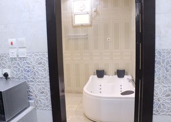 شاليه بمسطح اخضر وجلسة خارجية