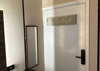 استديو بسرير ماستر وجلسة جانبية