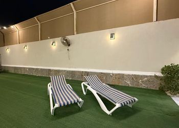 شاليه بجلسة خارجية ومسطح اخضر