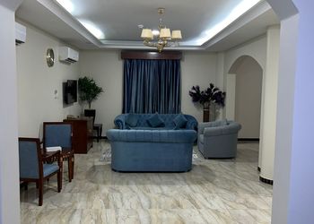 شقة بغرفة معيشة وغرفة نوم 