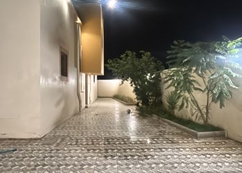 استراحة بمجالس واسعة وفناء خارجي 