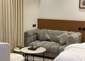 استديو بأثاث مريح وبسيط 