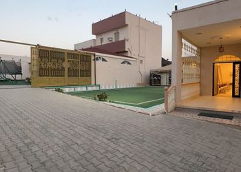استراحة بمسطح اخضر وجلسه خارجيه