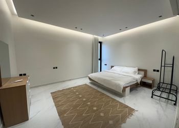 شاليه بمسطح اخضر ومسبح 