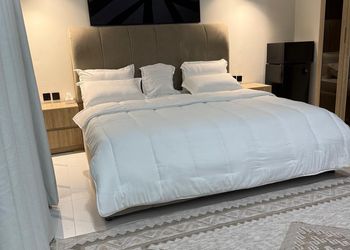 استديو بأثاث مريح وبسيط 
