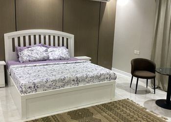 استراحة بجلسة خارجية ومسبح داخلي