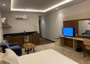 استديو بأثاث مريح وبسيط 