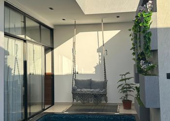 شاليه بمسبح خارجي وتصميم أنيق 