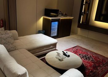 استديو انيق بجلسه ودخول ذاتي