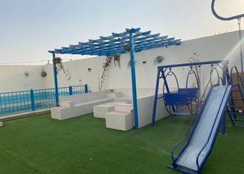 شاليه بمسطح اخضر وجلسة خارجية 