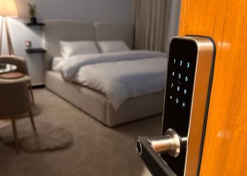 استديو بسرير ماستر وأثاث مريح 