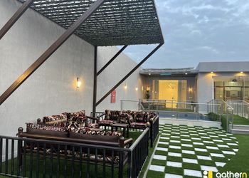 شاليه بمسبح خارجي بحاجز