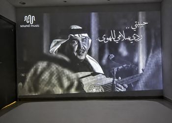 شقة بغرفة نوم سينمائية وصالة