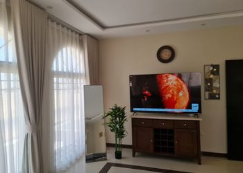 شقة بصالة أنيقة ودخول ذاتي