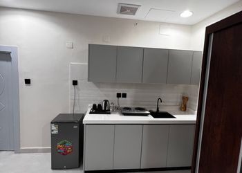استديو بسرير ماستر وأثاث مريح 