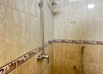 شقة بصالة جلوس وثلاث غرف نوم 