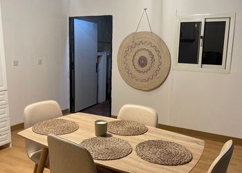 استراحة بجلسات خارجية ومسطح اخضر