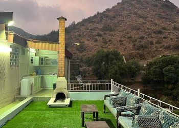 مزرعة بإطلالة جبلية واشجار 