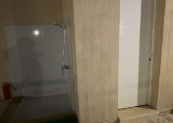 شاليه بمسبح خارجي وجلسة خارجية