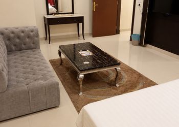 غرفة بسرير ماستر