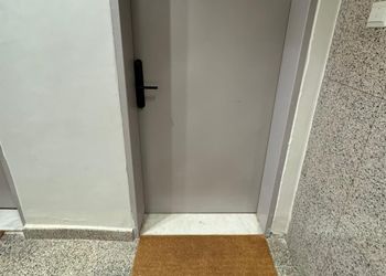 شقة بصالة مريحة وغرفتين نوم 